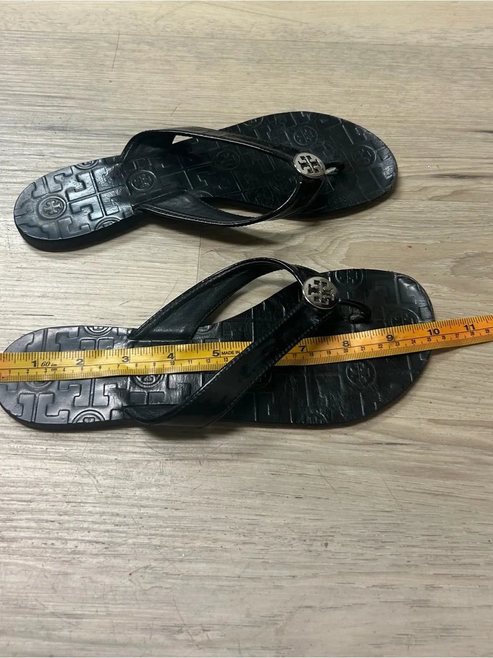 Tory Burch Thora Thong Sandals Black Strap Leather Size 9M Logo Flip Flops Beach